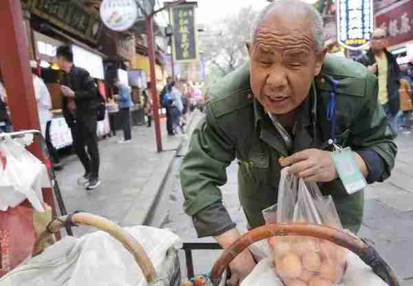 江苏男子被嘲“丧尸”，老婆也跑了，他靠卖烤红薯走红全网