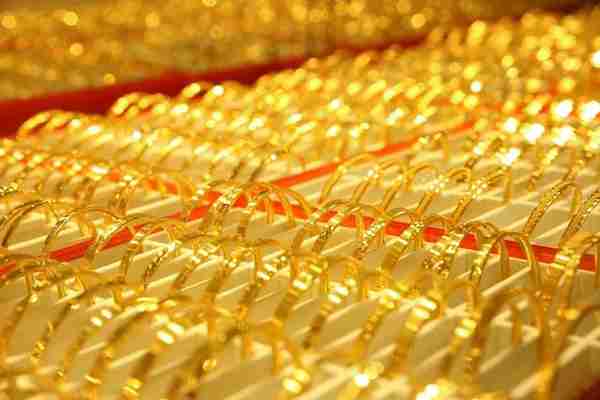 黄金首饰零售价600元一克，购买黄金首饰如何选择，好看又不贵？