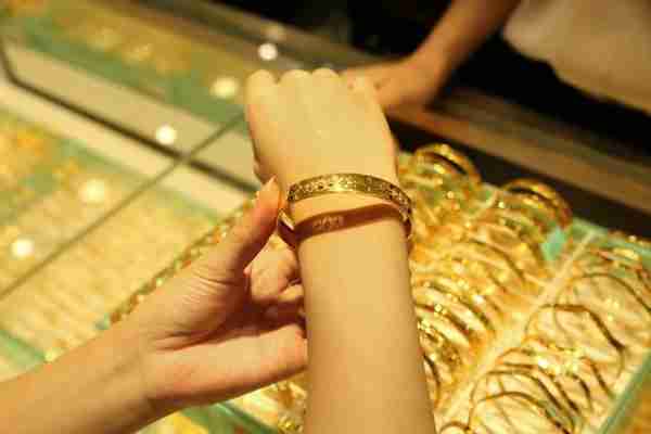 黄金首饰零售价600元一克，购买黄金首饰如何选择，好看又不贵？