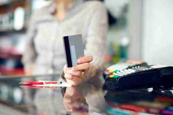 电话推销，上门推销，销售为何要追着你办信用卡？