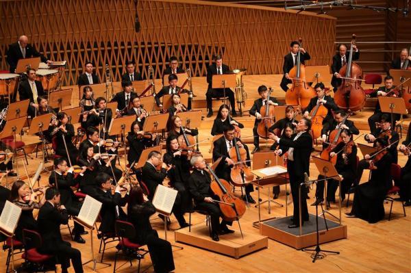 归国首秀，大提琴家王健连演两首协奏曲：背靠上海交响乐团，很有安全感